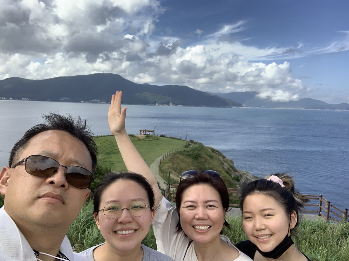 eui311's tweet image. #거제도 #바람의언덕 무진장 더운 여름이었다.. 허나 우리의 몸과 마음은 너무 시원했다. 이제 아내, 하슬, 하연은 미국으로 간다…