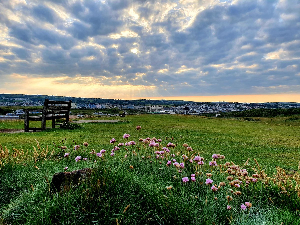 nealesmithworld's tweet photo. Bude early Saturday morning 
#lovebude #lovewhereyoulive
#Bude #Cornwall #Kernow 〓〓
#TwitterNatureCommunity @VisitBude @beauty_cornwall @Intocornwall https://t.co/vmYb2UBb5y