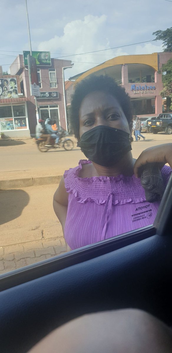 PaddyAnkunda1's tweet photo. She came and started knocking on my car. I ignored her she insisted. When I opened she begged for money. She looks healthy and not needy. Beware of such suspicious characters. https://t.co/9X2MMhxETN