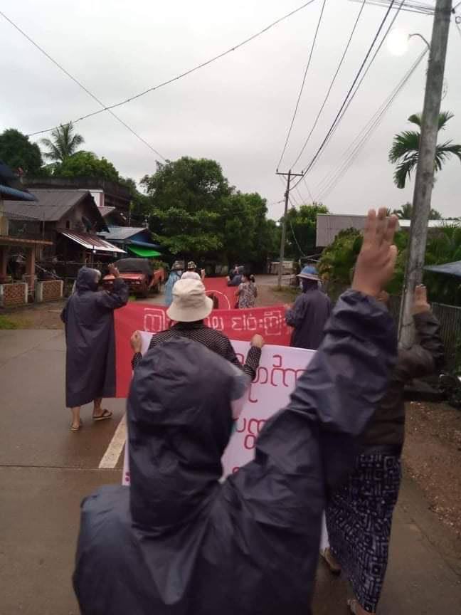 KhinePhoto's tweet photo. #Kanpauk, #Tanintharyi Region,Today (July 17), citizens march to protest the military dictatorship!
JUNTA USES COVID AS WEAPONS
#WhatsHappeningInMyanmar 
#July17Coup https://t.co/vZMQALVlN8