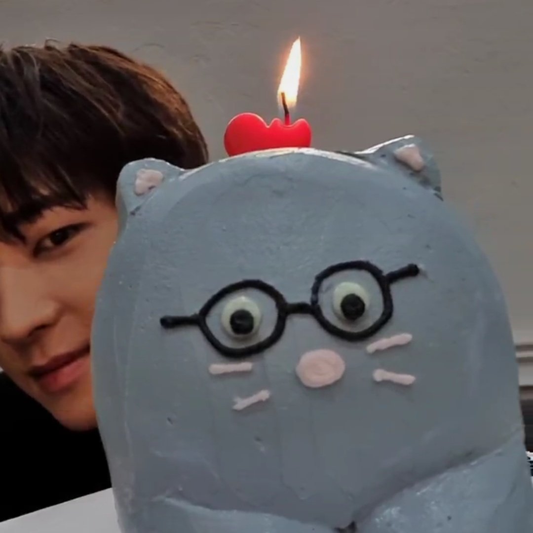FALL1N4JUN's tweet photo. wonwoo peek a boo ! https://t.co/9YOv5EtY3d