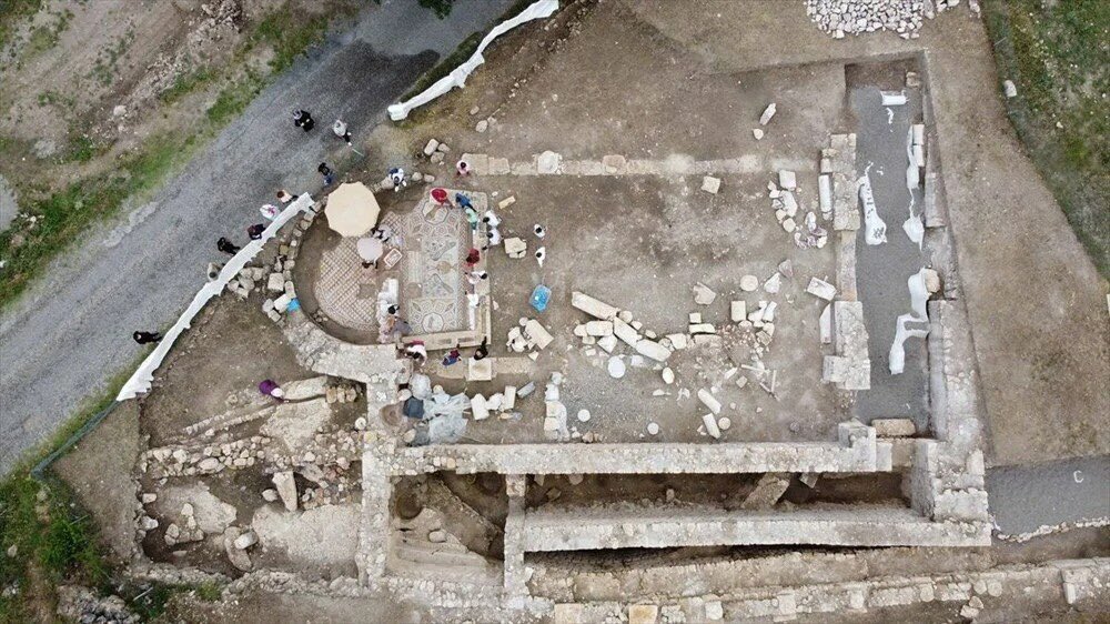 arkeolojihaber's tweet photo. Karabük'ün Eskipazar ilçesinde yer alan Hadrianaupolis Antik Kenti'ndeki kazılara başkanlık eden Doç. Dr. Ersin Çelikbaş, çalışmaların Güney Nekropol, kare planlı yapı ile Kuzey Batı Nekropol Kilisesi yoğunlaştığını söyledi. Kaynak: https://t.co/5d17H6zYs3 
#DahaFazlaArkeoloji https://t.co/cwNKqExv3t