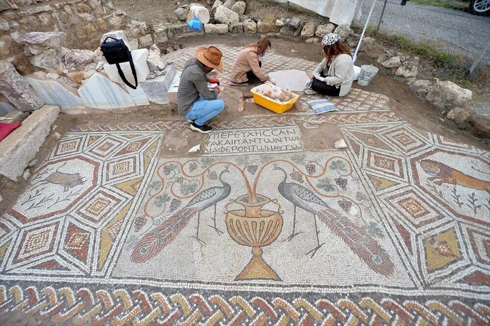 arkeolojihaber's tweet photo. Karabük'ün Eskipazar ilçesinde yer alan Hadrianaupolis Antik Kenti'ndeki kazılara başkanlık eden Doç. Dr. Ersin Çelikbaş, çalışmaların Güney Nekropol, kare planlı yapı ile Kuzey Batı Nekropol Kilisesi yoğunlaştığını söyledi. Kaynak: https://t.co/5d17H6zYs3 
#DahaFazlaArkeoloji https://t.co/cwNKqExv3t