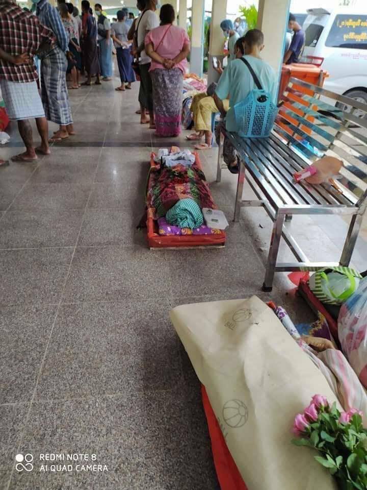 KSWin26's tweet photo. The photos shows the corpses lined up for cremation until evening at the KyiSu Cemetery in Yangon and the vehicles that transport the bodies to the funeral.  JUNTA USES COVID AS WEAPONS #July17Coup #WhatsHappeningInMyanmar https://t.co/o0e1XiUCZc