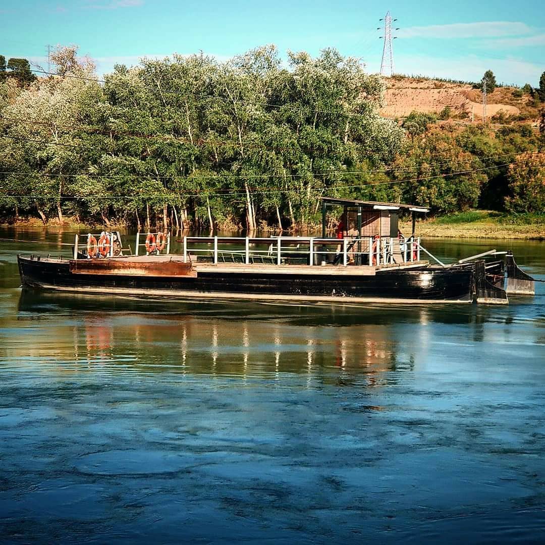 AntonioBarreroG's tweet photo. EL PAS DE BARCA DE FLIX
#loriu #ebre #flix #flixancos #labarca #llagut #llagutcatalà
#riberadebre #meandre #història #tradició #costums #turismeriberadebre https://t.co/SRq4h8F7Qd