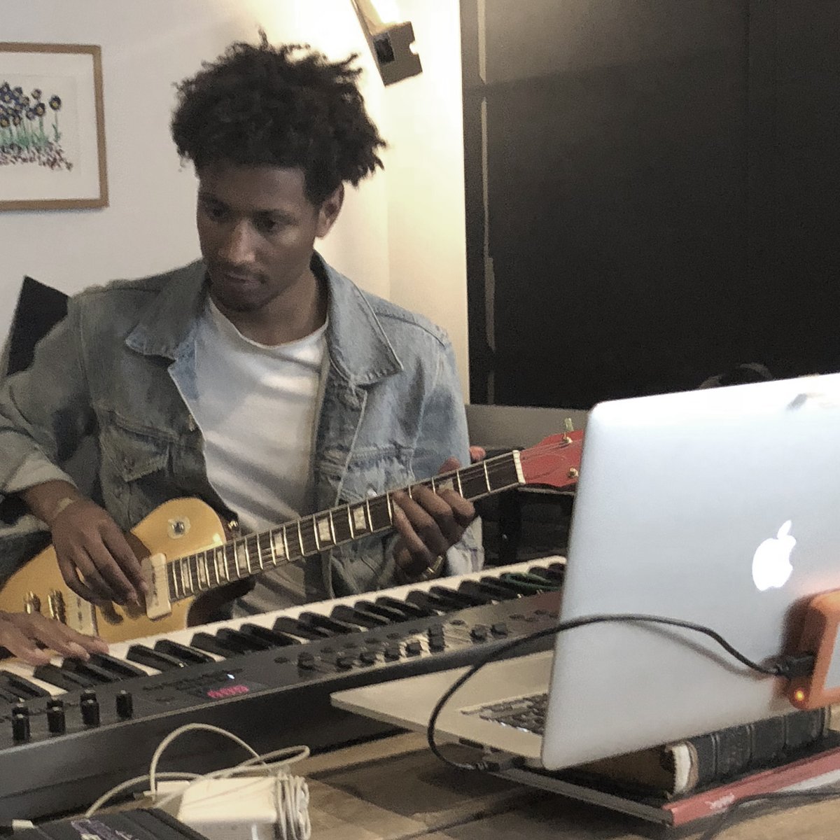 Happy Birthday Bruder und Happy Releasday! ARCHIV ist jetzt überall erhältlich. Checkt gerne den Link. < 3
Danke für das schöne Geschenk welches du uns hinterlassen hast. Love u
samswelt.lnk.to/archiv