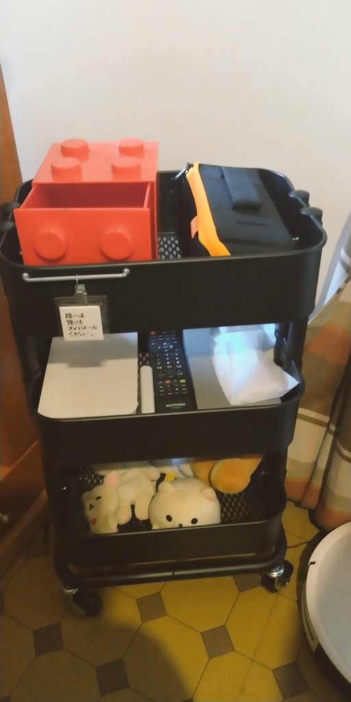 25kinoko25's tweet photo. 旦那の薬置き場用に買ったIKEAのワゴンが、ボックスティッシュもリモコンも無印のウェットシート入れもピッタリ収まって大変満足度が高い。マグネットも使えるので、ELLEGARDENのドラムの高橋さんの缶バッジもこんな風に飾ってみた。
#IKEA
#ロースフルト
#rashult https://t.co/Q8htU8DOpH