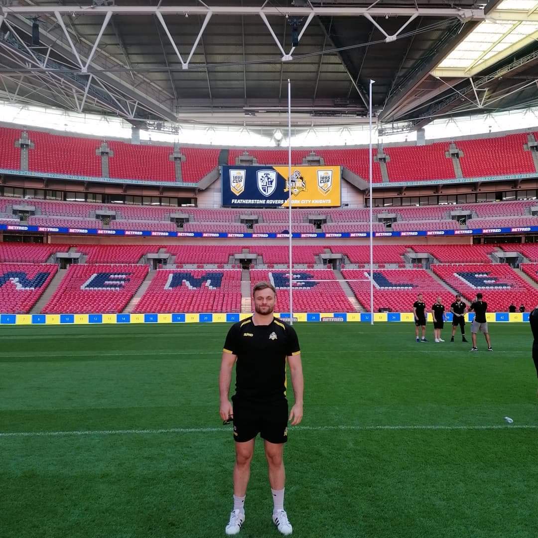 MidsRugbyLeague's tweet photo. Although @FevRoversRLFC have won out the winners, what an awesome @The1895Cup Final @wembleystadium for @YorkKnightsRLFC pair @JasonBass7 and @marcusjstock who both scord tries at the famous venue!
Both players started their careers as juniors right here in #MidlandsRL. #Proud. https://t.co/FvoNT6LwBt
