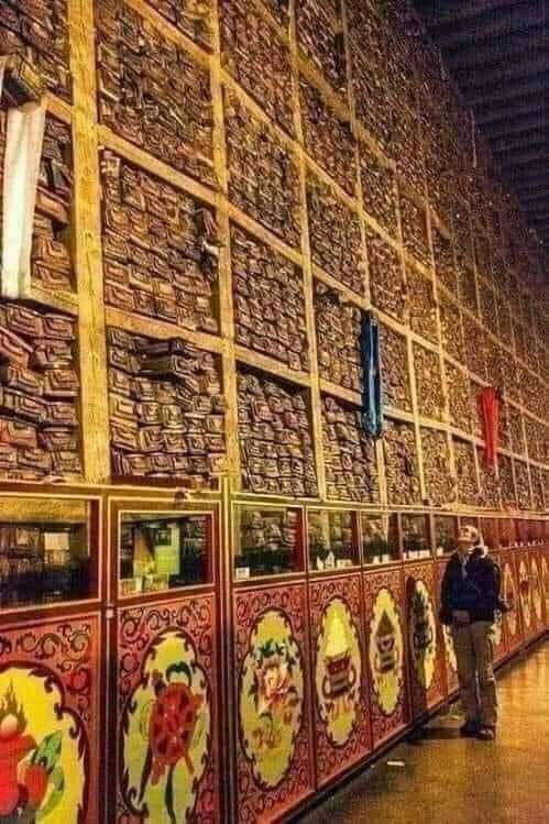 archeohistories's tweet image. Library found in Tibet containing 84,000 secret manuscripts (books), including history of mankind for over 1000 years. Sakya Monastery Perhaps the largest library in the world in the distant history of the planet. It was discovered behind a huge wall. It is 60m long and 10m high.