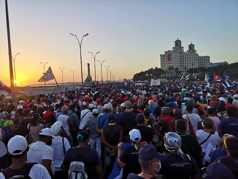 Se efectúa acto político-cultural en el malecón de #LaHabana en defensa de la #RevoluciónCubana. Junto al pueblo, el General de Ejército Raúl Castro Ruz; el Primer Secretario del Comité Central del <a href="/PartidoPCC/">Partido Comunista de Cuba</a>, <a href="/DiazCanelB/">Miguel Díaz-Canel Bermúdez</a>; y otros dirigentes del país. 

#CubaViva 
#MiMoncadaHoy