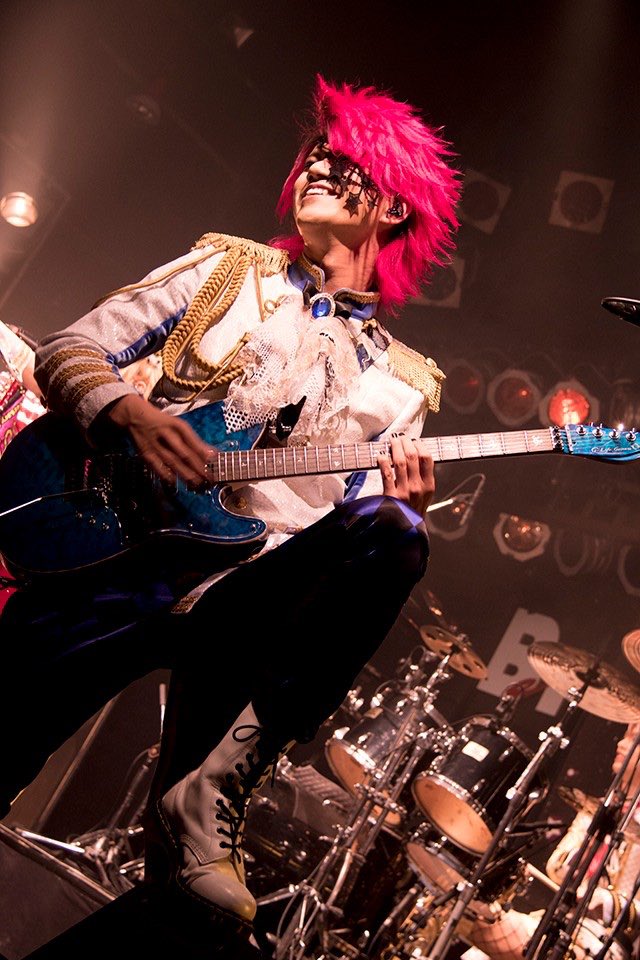 bk_shiki's tweet photo. 福岡ありがとうございましたでござる！
今日は最高のギターの音を出せた自負があるでござる。
これからのツアー更に最高になる予感。
最強のツアーにしよう！でござる。

心配をかけたみんな、
べびきんは最強に元気です。
ありがとう。 https://t.co/n4FHMSu0Wa