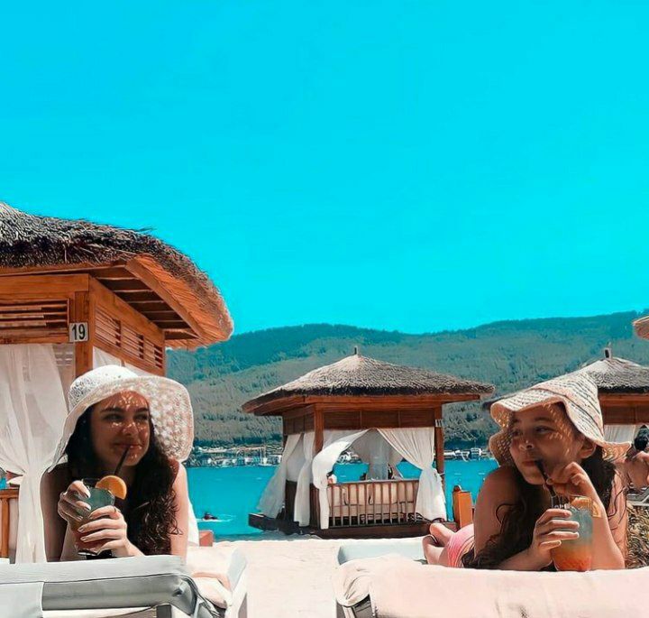 AlwaysAsdor12's tweet photo. Abla kardeşlik tatildede  sürüyor 
#aylinakpinar #SuBurcuYazgıCoşkun 
{Seviliyorsunuz}💙🌹🥰 https://t.co/dBGyayWBW7
