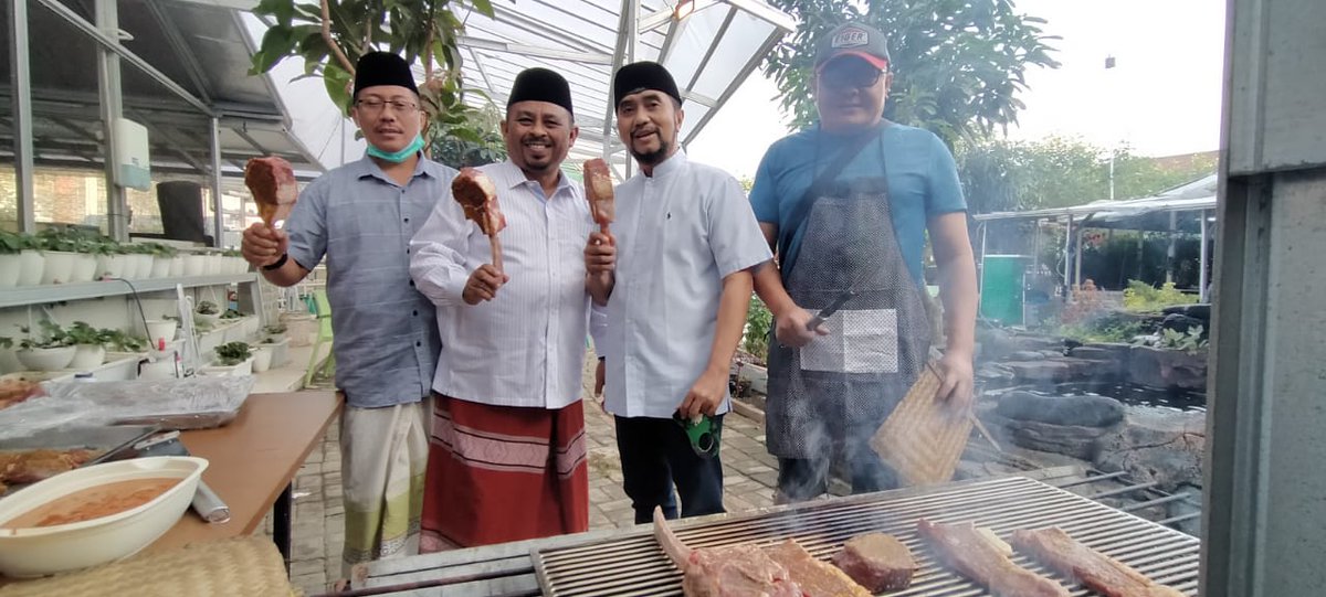 mazzini_gsp's tweet photo. Foto para napi koruptor bakar-bakar di Idul Adha tahun 2020 lalu beredar lagi. Selain itu terlihat juga Papa Setnov foto dengan deretan HP. Menurut Kalapas Sukamiskin Bandung Elly Yuzar. "Iya (foto di lapas), waktu itu suasana Iduladha (2020)," 
https://t.co/RjtzD3ClF1 https://t.co/j8RM6N25Kw