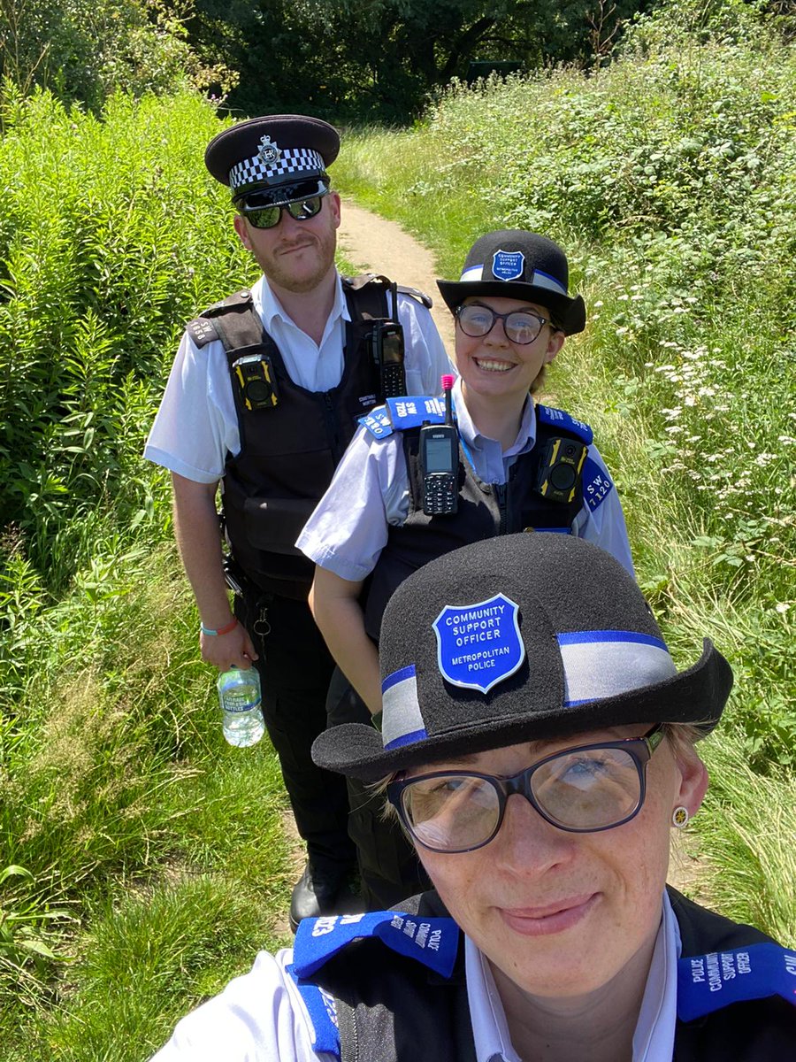 Officers out on patrol, say hello if you see us 👋 Sorry if a bit sweaty PC Sunshine is out in force today 🧡 #HEATWAVE #summerloving #mitcham #saferneighbourhoods #pctomatoe #pcsotomatoes
