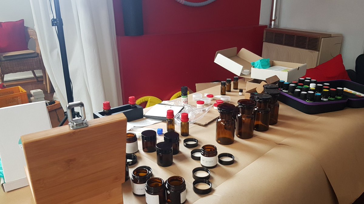 riechexperiment's tweet photo. Die Vorbereitungen für die Schnupperwoche laufen. Dank auch an @chriskelly151 für Düfte & Inspiration. #riechexperiment #riechtraining https://t.co/3FSqG1e4TG