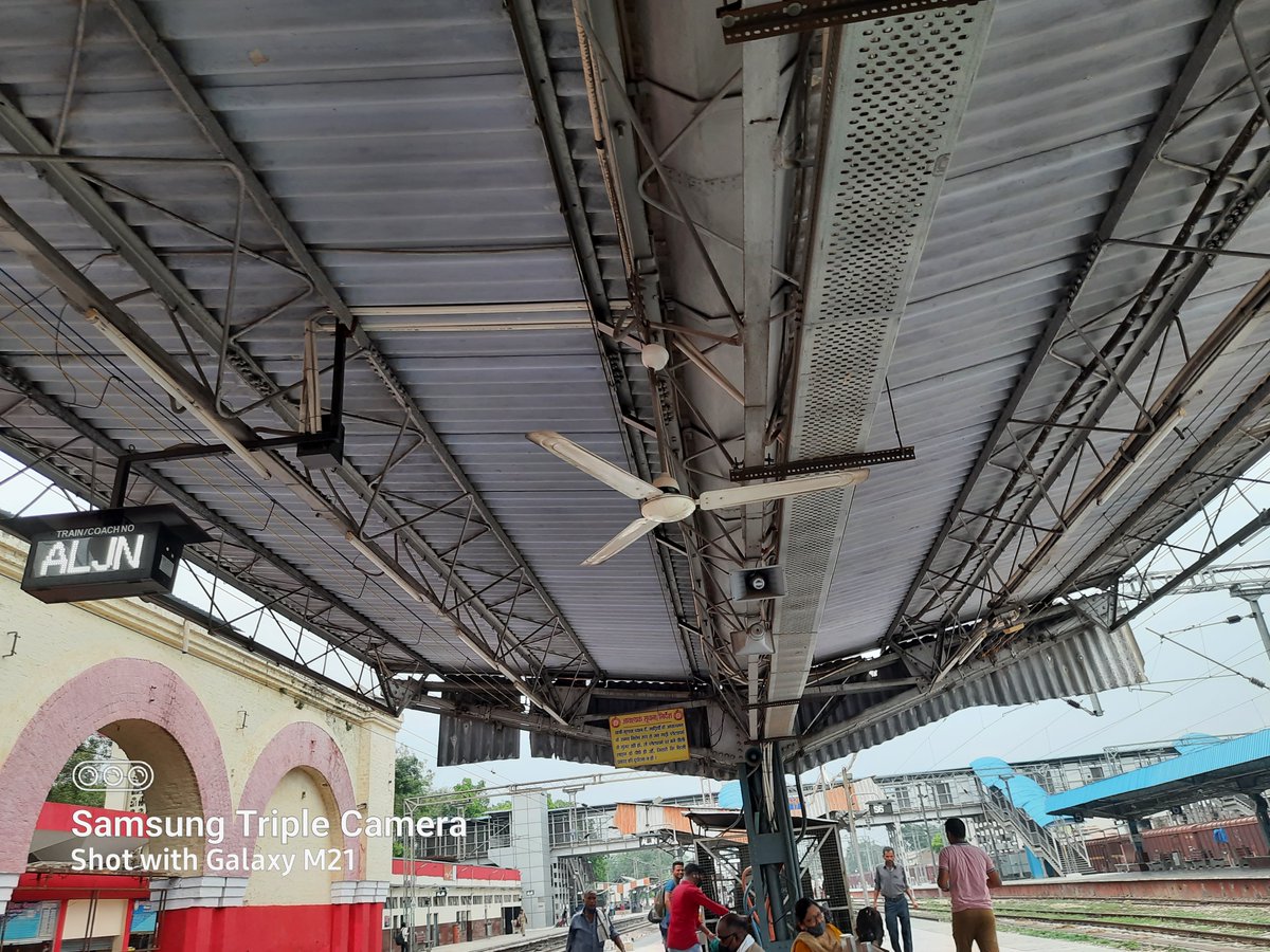maheshsnp's tweet photo. @RailMinIndia @AshwiniVaishnaw @CPRONCR Non operative Ceiling fan on the platform for passengers in this hot summer. 

Kindly attend to this.@PiyushGoyal https://t.co/dobDrwLslo