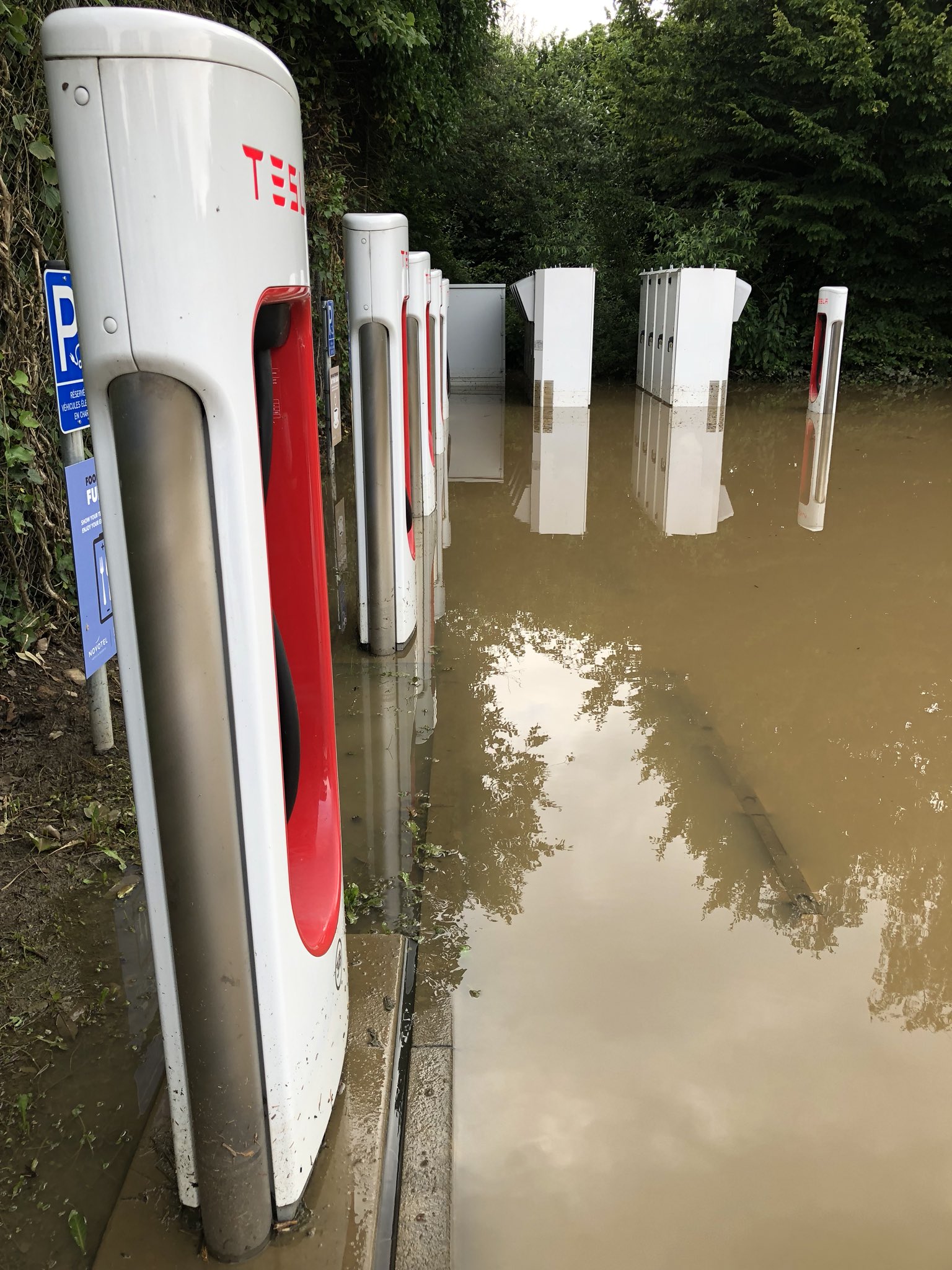 Tesla Owners Club BE 🇧🇪 on Twitter: (Floodings) ⚠️ SuC Wavre: “Due to  safety concerns we are closing down the Wavre SuC, deactivating the  electricity. Service will come today to check it