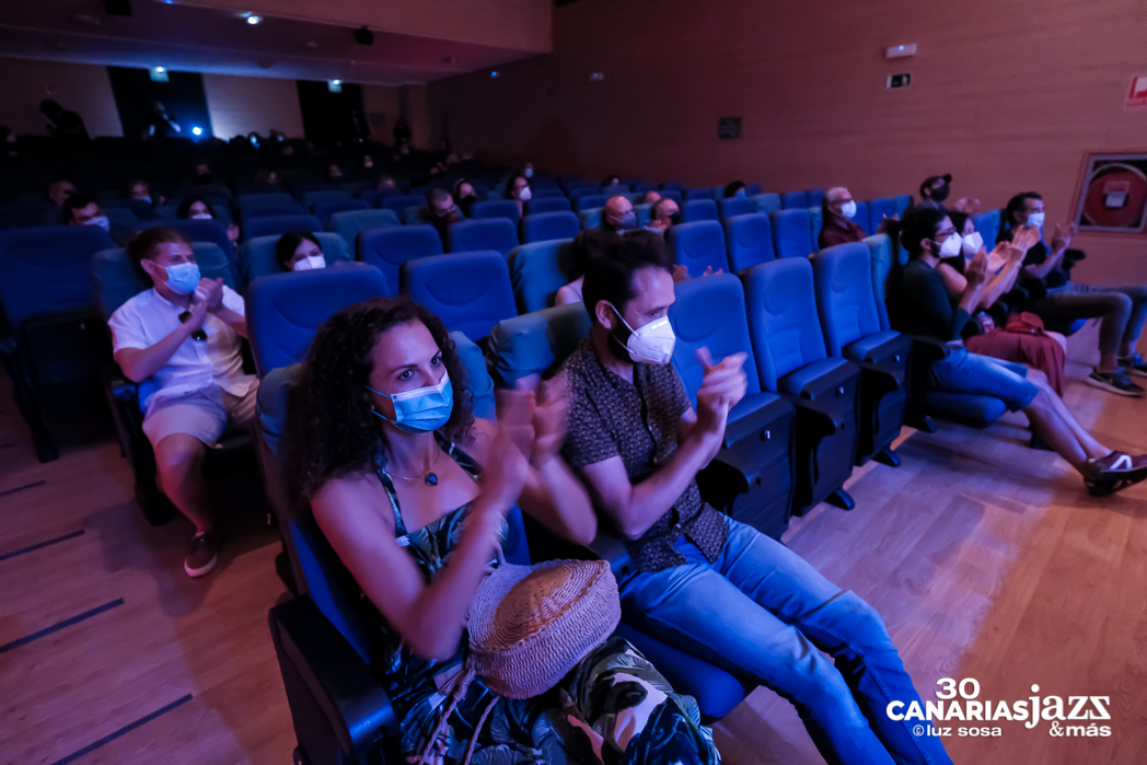 La guitarra de <a href="/oscarpenasjazz/">oscar peñas</a>  dibujó anoche un viaje con pinceladas clásicas y vanguardistas, mediterráneas y sudamericanas. Una experiencia magnífica
📸 Luz Sosa 
📍Espacio La Granja

@IslasDeCultura 

<a href="/SocDesarrollo/">Sociedad de Desarrollo de Santa Cruz de Tenerife</a> <a href="/laculturaensc/">La Cultura en Santa Cruz</a> 
#CulturaSegura #CanariasJazz #Canaluz
