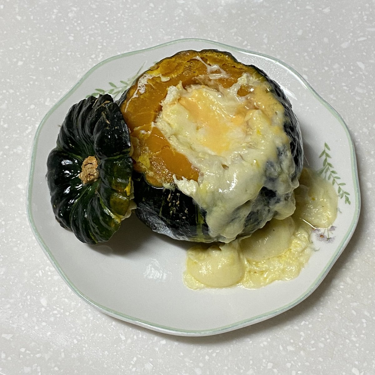 twt_recipes's tweet photo. 간단한 단호박치즈구이 😳

1. 단호박을 비닐에 싸 전자레인지에 2분 정도 돌린 뒤, 칼로 윗부분을 자르고 숟가락으로 속을 파내기
2. 계란을 넣고 (터질 수 있기 때문에 젓가락으로 노른자 몇번 찔러주세요!)
3. 소금간 좀 하고, 체다&amp;모짜렐라 치즈 넣고 다시 호박 뚜껑 닫아 에프 180도에 6분 🤤 https://t.co/uitC8q55no