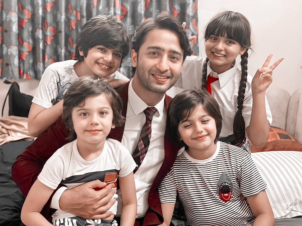 Aishwari_Dutta's tweet photo. Awww🥰💕 Five cutepieeess in one frame🤗😍 
Sweetness overloaded☺😘❤

#ShaheerSheikh #KRPKAB #KuchRangPyaarKeAiseBhi #ShaheerAsDev #ShaheerAsDevIsBack https://t.co/KQ6PNaoAXq