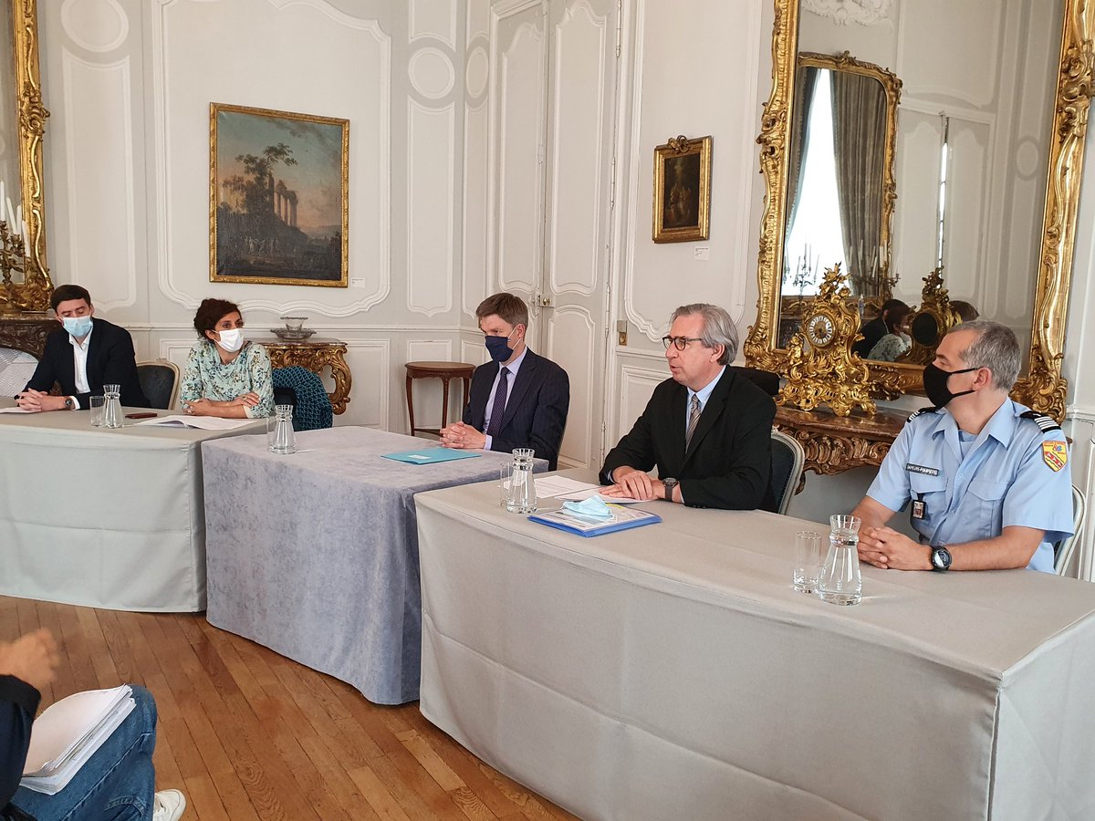 Prefet54's tweet photo. #Covid19 | Le préfet Arnaud Cochet annonce le retour semaine prochaine du port du #masque obligatoire en extérieur dans les communes de 5000 habitants et + des intercommunalités dont le taux d'incidence avoisine ou dépasse les 50.
20 centres de vaccination sont ouverts dans le 54 https://t.co/clIwUvPxrI