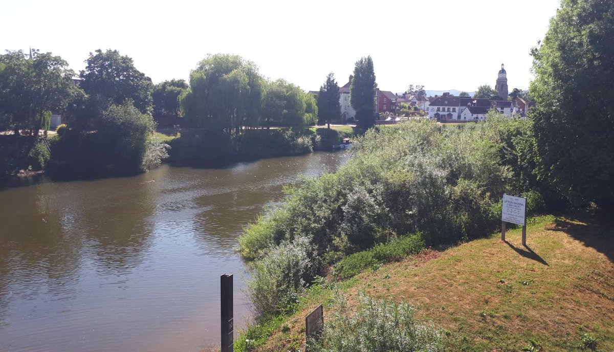 WMerciaPolice's tweet photo. We want you to have fun in the sun but take care if near open water. Rivers may look inviting but can be deadly! The water is colder & deeper than it looks, with strong currents and weeds ❄️🌿. If you see someone in trouble don’t enter the water, dial 999📞 #UnlockingSummerSafely https://t.co/f0QtQVNi3I