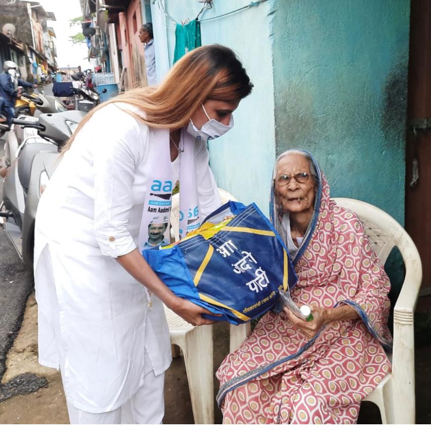 AAPGoa's tweet photo. Ration distribution by AAP Vice President Adv Pratima Coutinho in Navelim https://t.co/feJgjapyCK