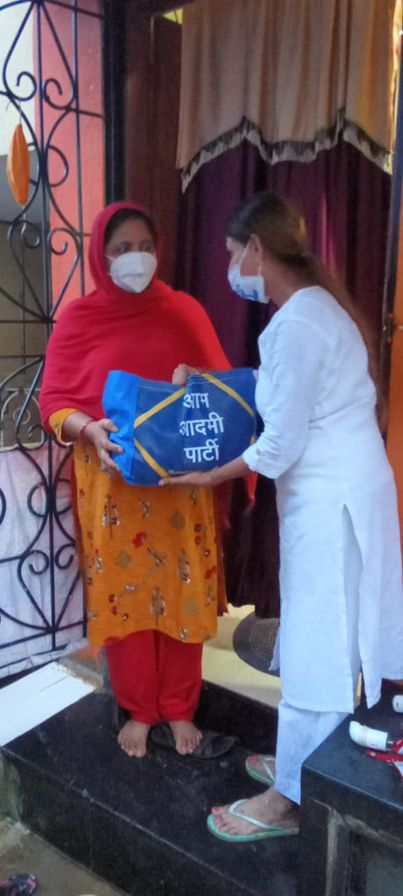 AAPGoa's tweet photo. Ration distribution by AAP Vice President Adv Pratima Coutinho in Navelim https://t.co/feJgjapyCK