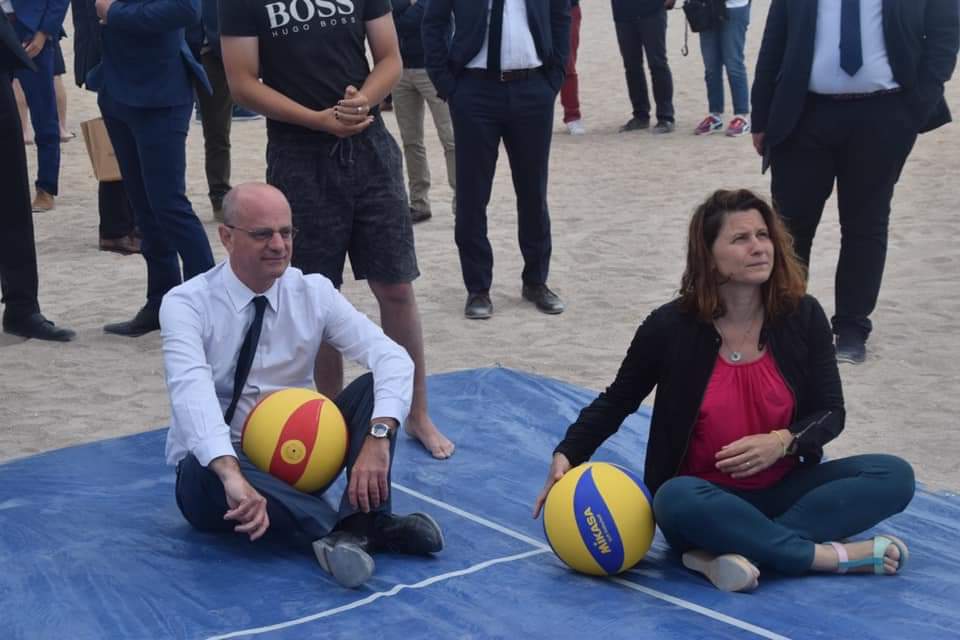 asmaeteec's tweet photo. On dirait un cours pré-accouchement. Il va accoucher de quelle connerie encore ?🤔😱🤣 https://t.co/Sjvbj8v8Ms