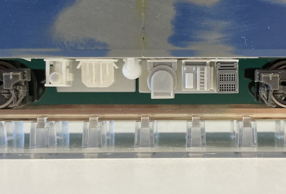 chimari_e217's tweet photo. 床下機器の製作。資料が全然無いので、種車、GM京急2000キット(に入ってるけど実物と全然違うやつ)、221系旧製品、自作品を使ってそれらしくしました。　#ED500 https://t.co/QG0SVnmdtr
