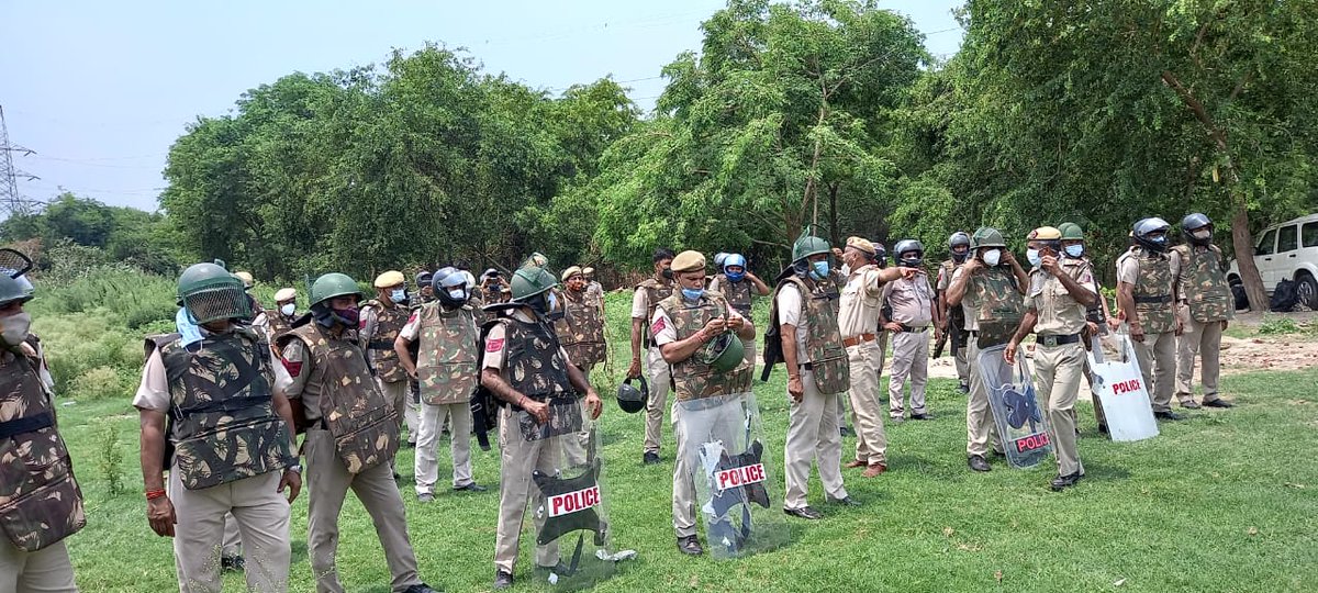 DcpOffice's tweet photo. Practice practice practice. So that you find and learn solutions you have never imagined possible.

Anti riot drills
@DCPCentralDelhi
#DelhiPolice https://t.co/W7Z3aHwBvA