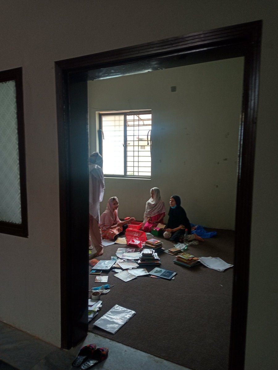 ayeshajbutt's tweet photo. Right now @lessonup14 preparing to open the first library in the community. Super excited for what is yet to come!!! https://t.co/67i8kLldzF