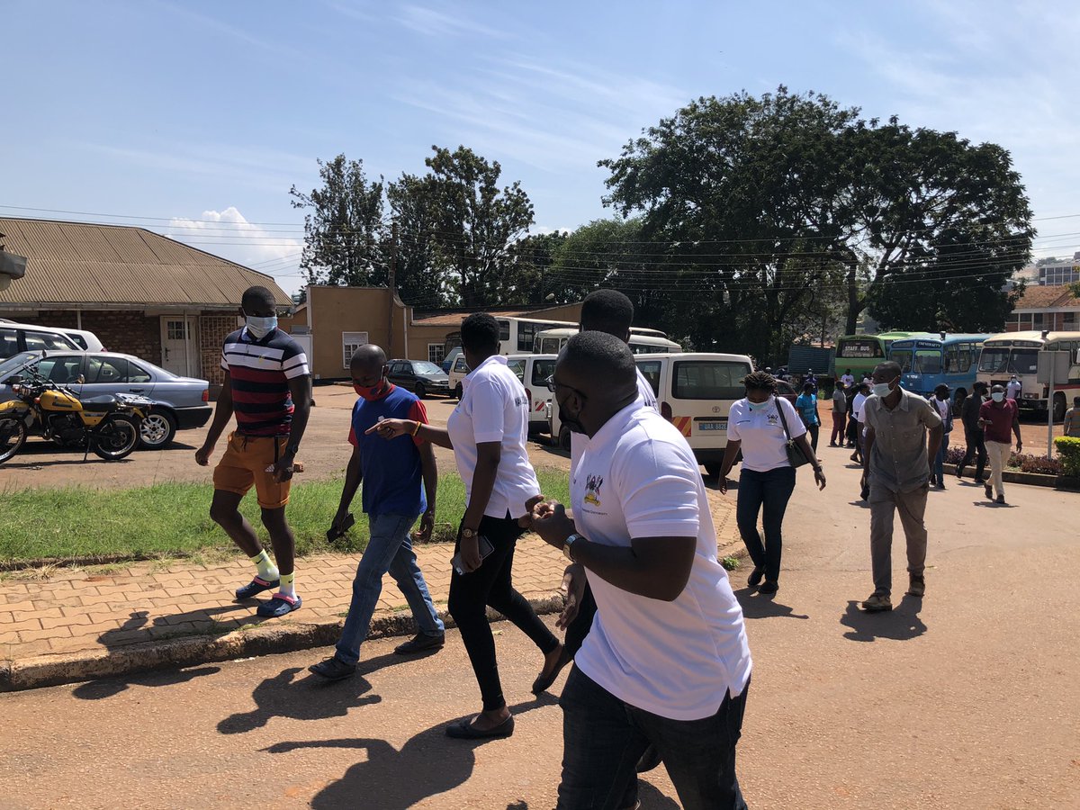 jmwebaze_'s tweet photo. HAPPENING NOW:
 The Mak Councilors Forum (comprised of all Makerere councilors) led by @DoreenNyanjura  have been blocked from delivering door to door relief to their constituents. Police has confiscated all the food putting the event to a hold. #StopPoliceImpunity https://t.co/CkyvDFZPhL