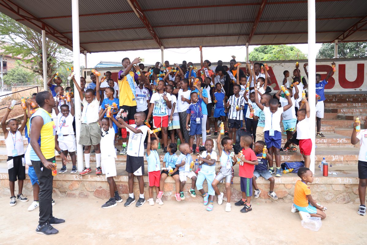 bellardn1's tweet photo. Nous sommes toujours en activité" Mise en pratique de mon projet Sport&amp;Etudes :Visite de l academy de basketball basé à bujumbura. Le but etait de les encourager en les donnant quelques conseils à la fin nous avons distribuer des cadeaux à tous les enfants de l academy https://t.co/uzwPr0RJws