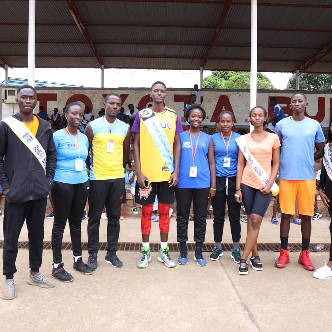 bellardn1's tweet photo. Nous sommes toujours en activité" Mise en pratique de mon projet Sport&amp;Etudes :Visite de l academy de basketball basé à bujumbura. Le but etait de les encourager en les donnant quelques conseils à la fin nous avons distribuer des cadeaux à tous les enfants de l academy https://t.co/uzwPr0RJws