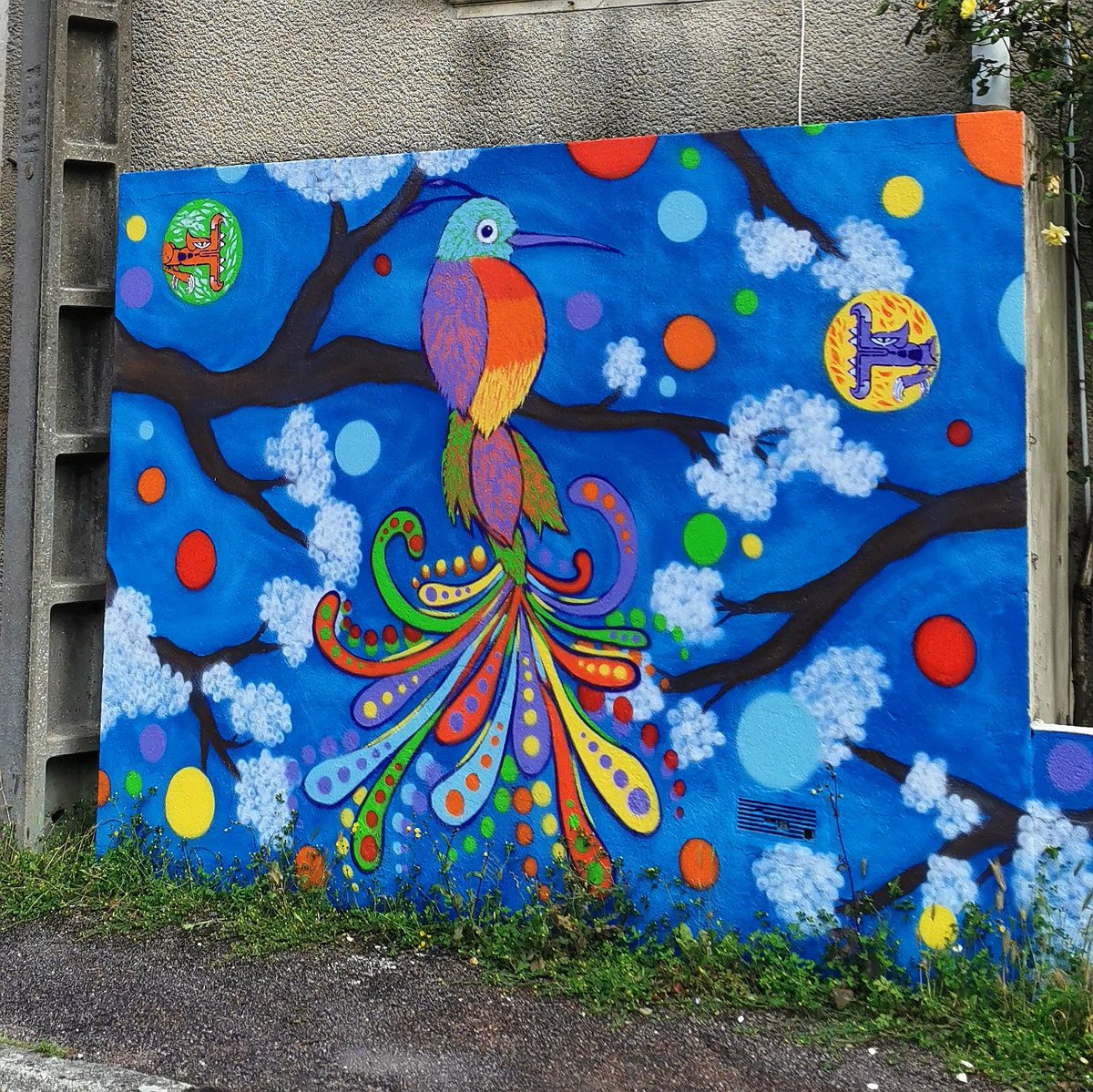 ore_urban_art's tweet photo. Fresque réalisée pour un particulier, sur la côte normande... Le colibri coloré est accompagné par les Quetzalcoatls 🎨🐦🐲🕊️
/////////// Commissioned mural in #Normandy. Hummingbird with my feathered snakes! 
#arturbain #urbanart #StreetArt #Normandie #mural #ArtistOnTwitter https://t.co/0BlZNkyTi2