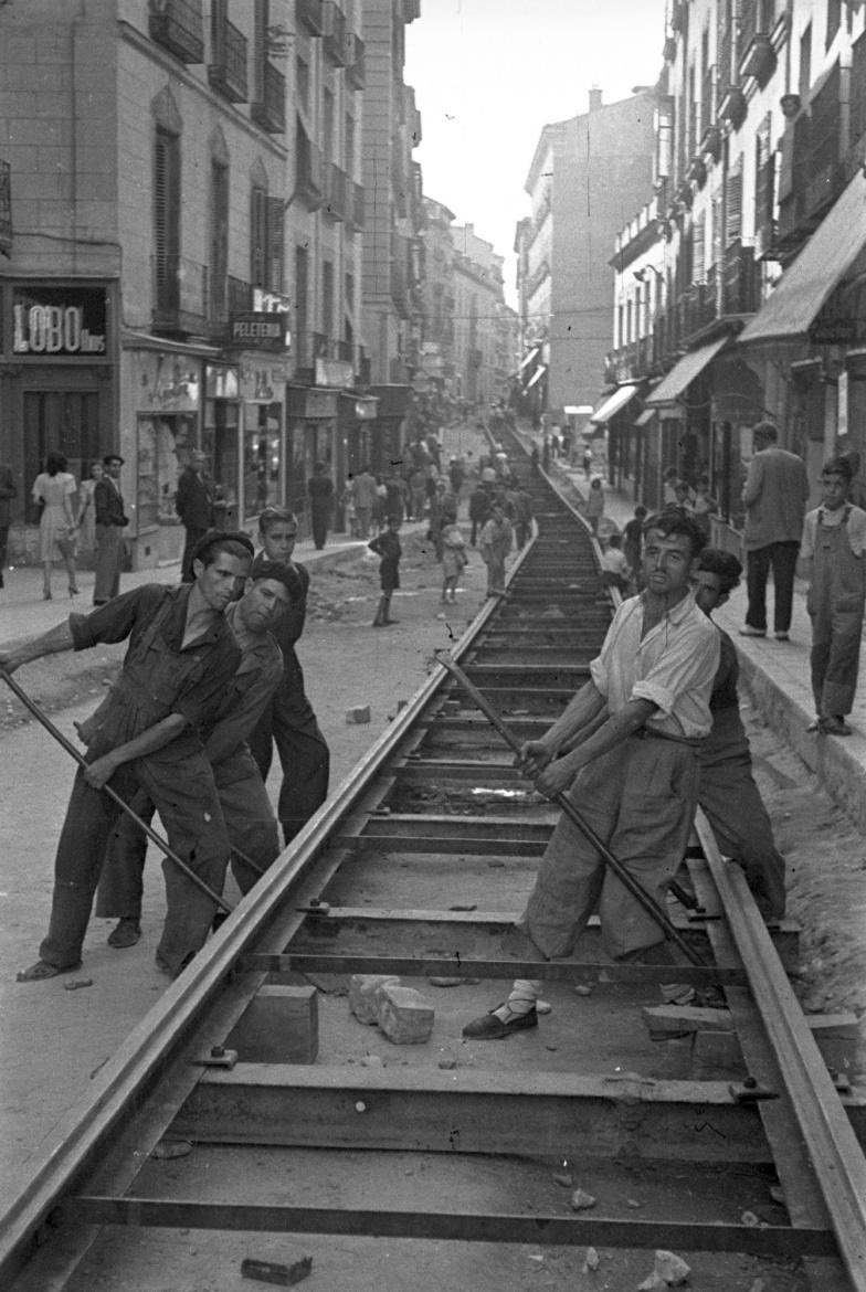 ComunidadMadrid's tweet photo. 🚋 Os invitamos a conocer la historia del tranvía de Madrid a través de la exposición “Yo me bajo en la próxima. 150 años del primer tranvía en Madrid”.

Hasta el próximo 26 de septiembre en la sala de exposiciones de la Biblioteca Regional de Madrid. 

ℹ️ https://t.co/ZgAKSb5tze https://t.co/cfSgBzcSRy