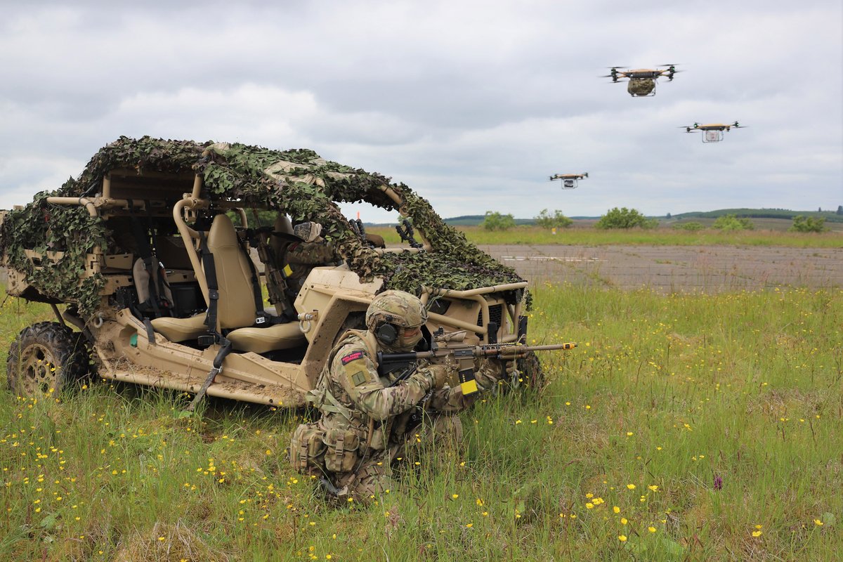 Commandos experiment with drone swarms… #RoyalMarines have completed two weeks of experiments with swarms of drones in a first for the UK’s armed forces. This was about looking at how machines can support - not replace - the commandos on operations. ow.ly/qwZv50Fy2n2