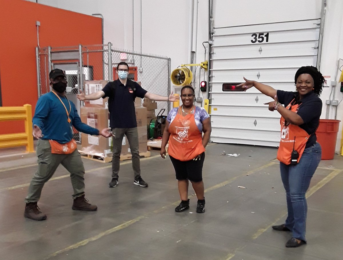 MuhaliaC's tweet photo. We never miss a moment to show love and celebrate our associates for showing up and showing out on overtime. Ms. Latamara and Mr. Mike paired up tonight to give us OVR trailer turns on Key 4. #HappyAssociates @rdc5250 @Dex_THD @JWatkinsTHD17 @Malcolm7976 @mike_grandberry https://t.co/3Xbtnemjtz