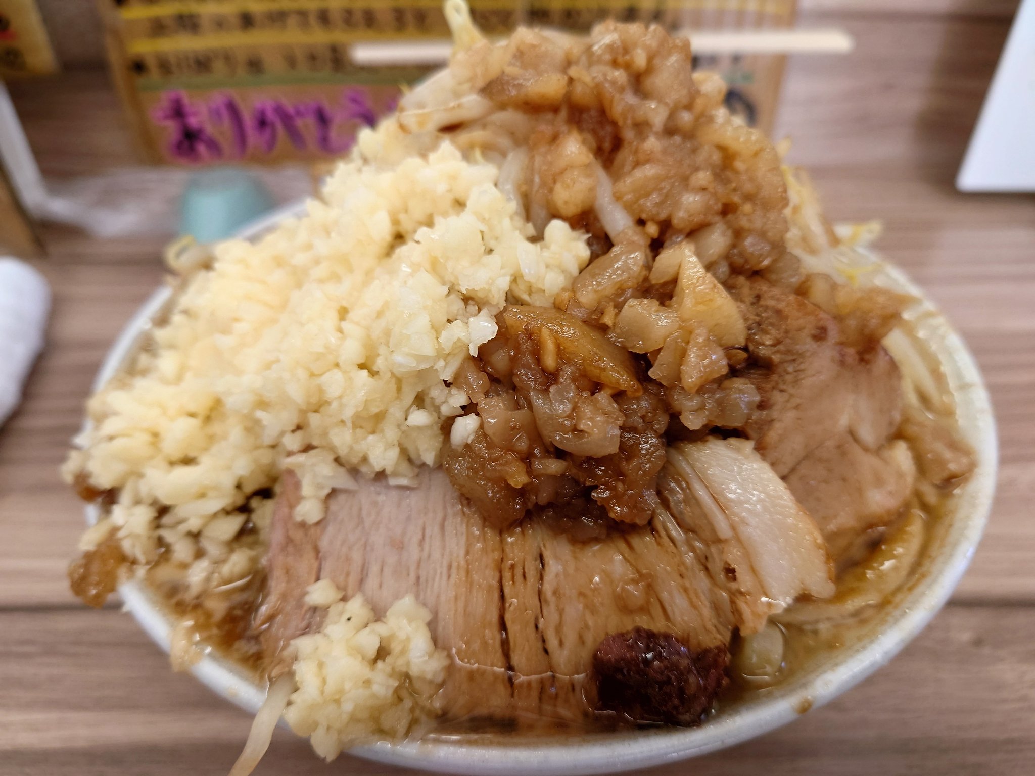 でぶニャン ラーメン荘歴史を刻め寝屋川 ラーメン 400g ニンニクヤサイマシ 朝からバタバタ １５時すぎに寝屋川へ 甘辛醤油が効いたスープにタップリニンニクがあうね うまーい 機種変して使い方が ﾉﾟ0ﾟ ﾉ ごちそうさまでした O T Co