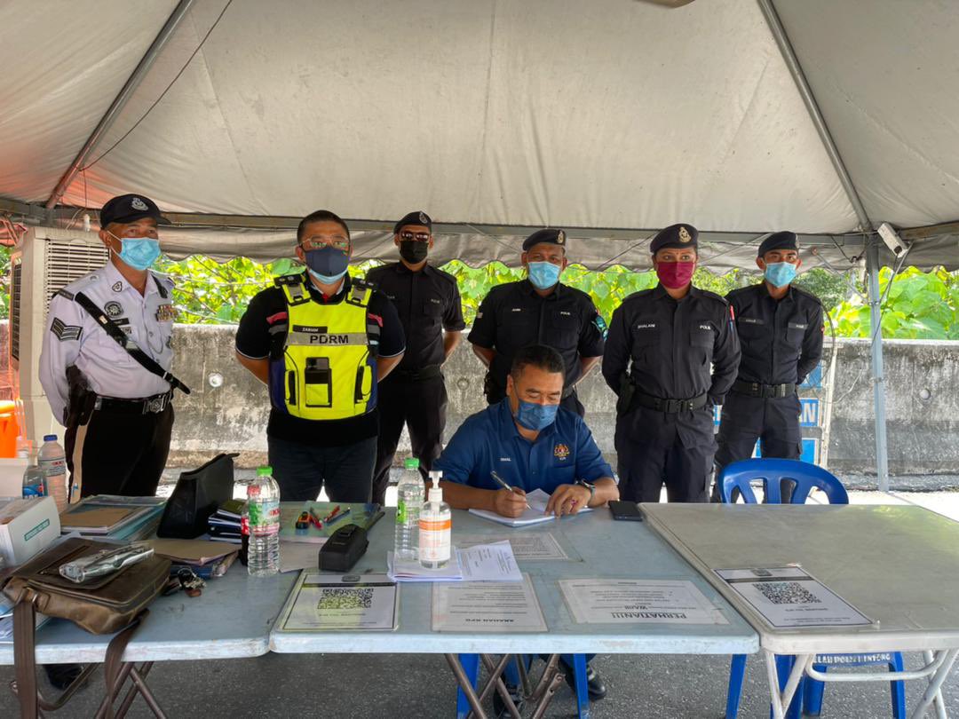 IsmailSaid087's tweet photo. Hala balik ni singgah sapa mesra petugas di SJR Tol Bentong..Tuan SUPT Zaiham OCPD Bentong turut bersama, maklumkan ada anggota yg sdg kuarantin. InsyaAllah ptg ni team saya akan hntr bantuan bakul makanan..
#p087kualakrau #p087cakna #teamdsims #SJRBentong #OPBANTU https://t.co/egPeoXKjjy