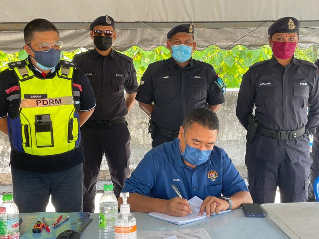 IsmailSaid087's tweet photo. Hala balik ni singgah sapa mesra petugas di SJR Tol Bentong..Tuan SUPT Zaiham OCPD Bentong turut bersama, maklumkan ada anggota yg sdg kuarantin. InsyaAllah ptg ni team saya akan hntr bantuan bakul makanan..
#p087kualakrau #p087cakna #teamdsims #SJRBentong #OPBANTU https://t.co/egPeoXKjjy