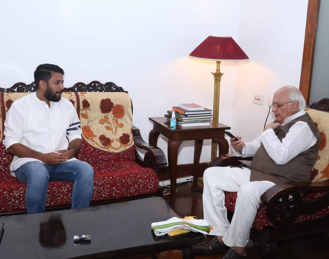 shafibrigade's tweet photo. KTU സർവ്വകലാശാലയിലെ പരീക്ഷകൾ ഓൺലൈൻ ആയി നടത്താന്‍ ഇടപെടണമെന്ന് അഭ്യർത്ഥിച്ച് ബഹുമാനപ്പെട്ട @KeralaGovernor ശ്രീ ആരിഫ് മുഹമ്മദ് ഖാനെ @shafiksu സന്ദർശിച്ചു. +1, സർവ്വകലാശാല പരീക്ഷകളെഴുതേണ്ട വിദ്യാർത്ഥികളും നേരിടേണ്ടി വരുന്ന പ്രശ്നങ്ങളും അദ്ദേഹത്തിന്റെ ശ്രദ്ധയിൽപ്പെടുത്തി. https://t.co/4xyghvX8je