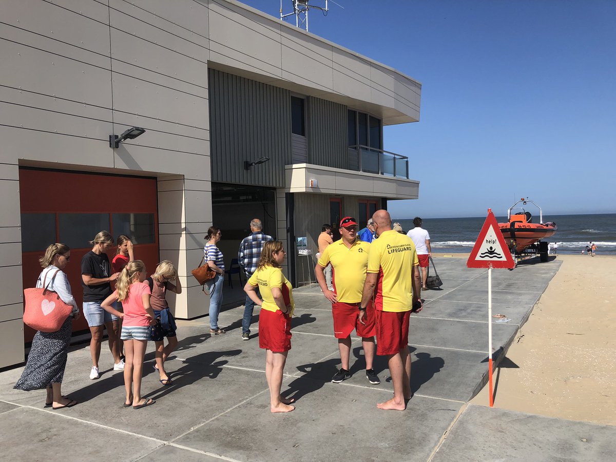 Zeker 200 kinderen volgen vandaag in Noordwijk een cursus muizwemmen. Ze leren er niet in paniek te raken maar zich mee te laten voeren met de stroming en pas daarna terug te zwemmen naar het strand. <a href="/omroepwest/">Omroep West</a> <a href="/KNBRD/">Reddingsbrigade Nederland</a> <a href="/NoordwijkseRB/">Noordwijkse RB</a>