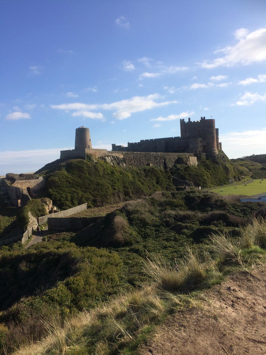VisitNland's tweet image. Blue skies over @Bamburgh_Castle, just a few steps away from Glebe House 🌞

Find out more... bit.ly/tglebehouse

#endlessexperiences #visitnorthumberland