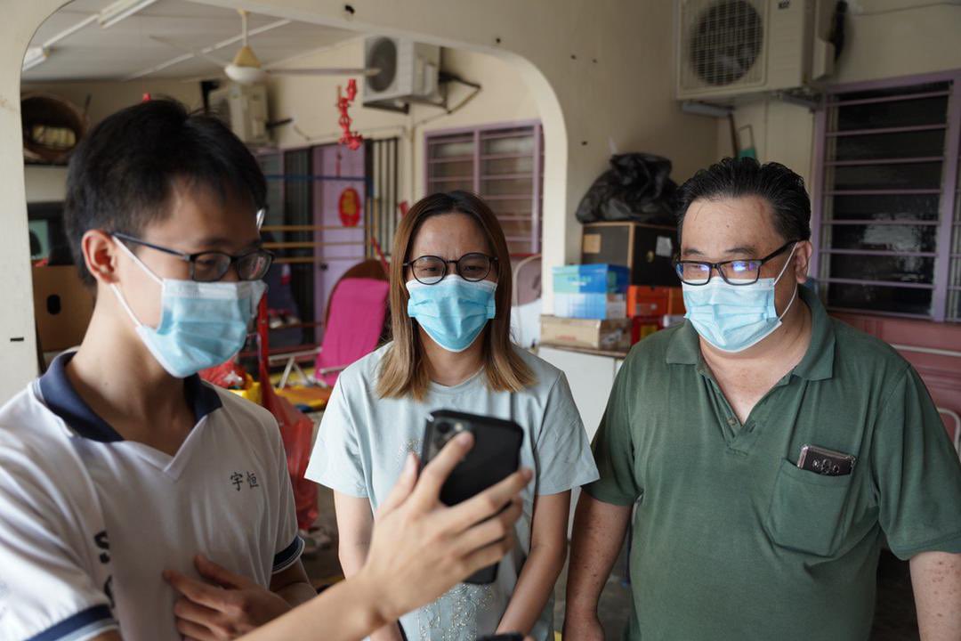 Video call dengan saudari Wong Hui Jun dan saudara Hew Yee Hang serta ibu bapa mereka tadi -  ucap tahniah atas kecemerlangan beroleh 11A &amp; 10A dalam SPM. Saya anggap kecemerlangan mereka sebagai kejayaan bersama warga <a href="/SembrongP153/">Sembrong Kita</a> khususnya ibu bapa, para guru &amp; pelajar ❤️