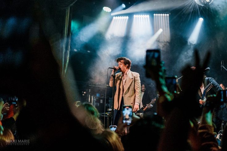 harrydailyposts's tweet photo. these harry styles kind of pictures are art. https://t.co/QXToLAXkkJ