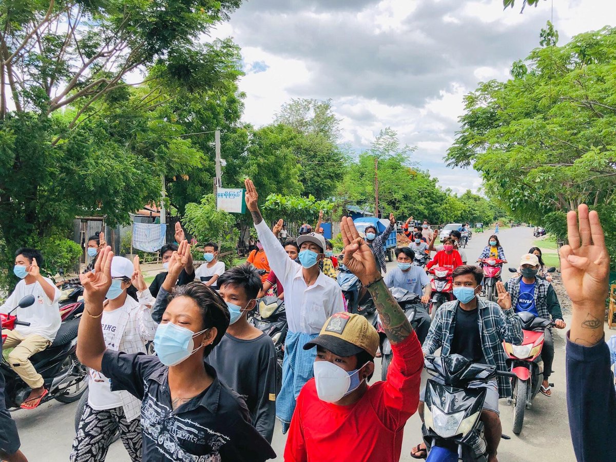 m_krl1's tweet photo. In #Mandalay,#AungPinLal Main
Strike marched with all unrelenting and fearless protesters in this afternoon , to protest against the military dictatorship despite junta's brutal abductions and deadly oppressions.
JUNTA USES COVID AS WEAPONS
#July17Coup #WhatsHappeningInMyanmar https://t.co/SzUmBS5hYZ
