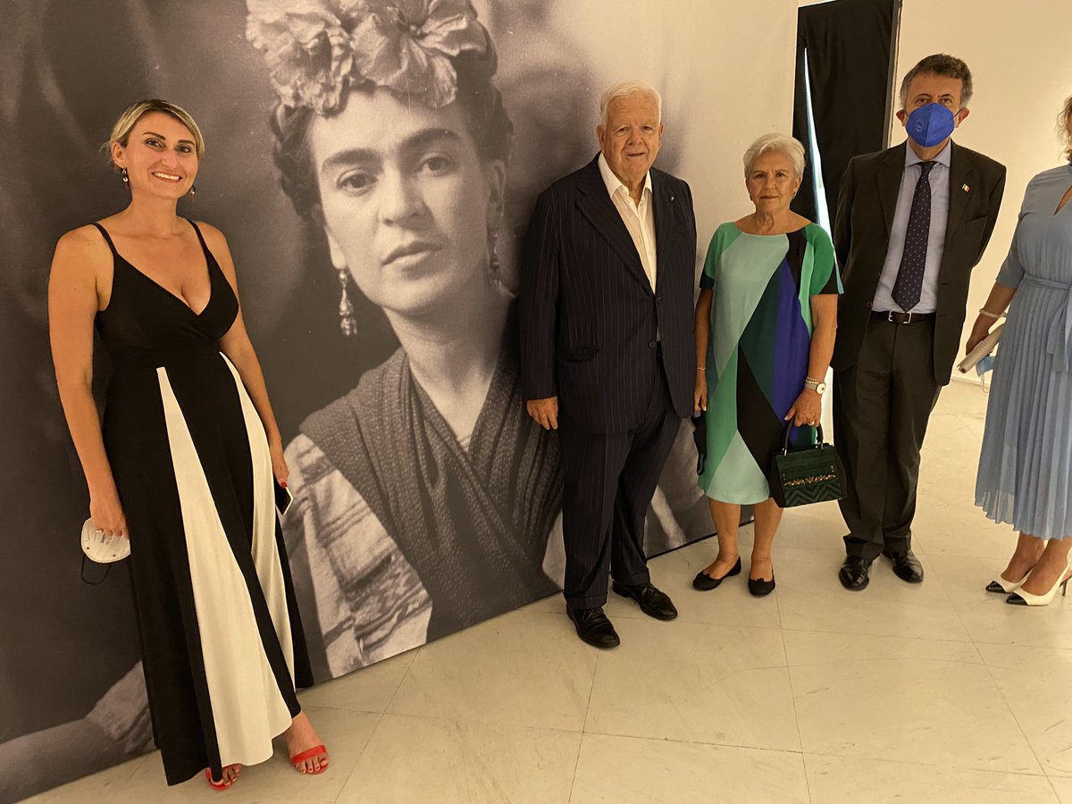 cgarciadealba's tweet photo. En siempre sorprendente @ComuneNapoli @regionecampania con extraordinario Cónsul Honorario @lucianocimmino1 @Yamamay visitamos maravillosa exposición vida y obra @FridaKahlo en #MUSEOPAN donde saludé orgullosas representantes comunidad mexicana @IME_SRE @DiplomaciacMX @EmbaMexIta https://t.co/Us6xGaIY32
