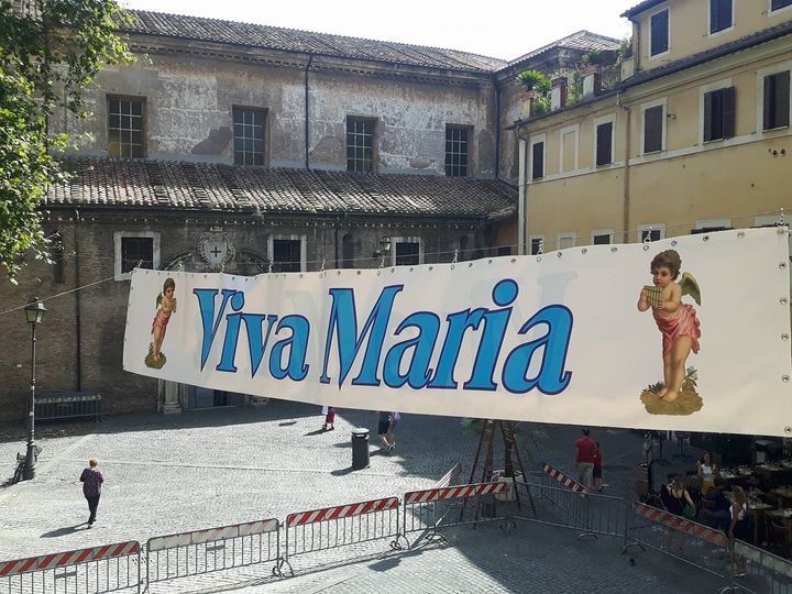 TrastevereRM's tweet photo. Preparativi in atto... a Trastevere..

#WMaria https://t.co/2ygbyexEWU